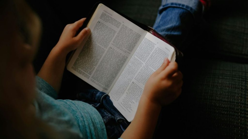 6 Ways to Cultivate a Love for Bible Reading in Children